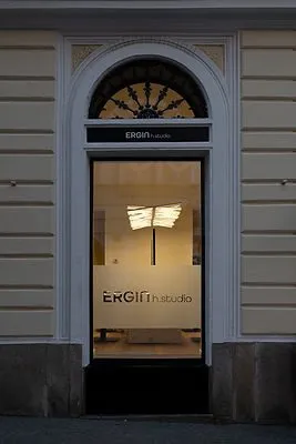 Meisterfriseur Ergin Caner bei der Arbeit